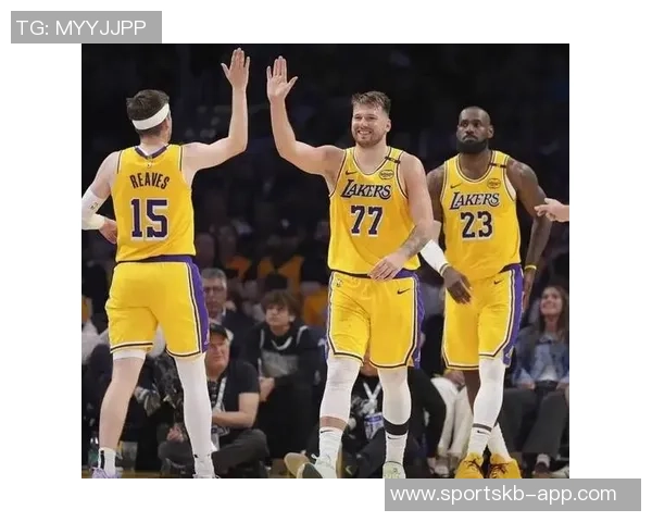 湖人队四连胜喜讯东契奇庆祝瞬间成海报焦点展现球队团结与实力 湖人队四连胜喜讯东契奇庆祝瞬间成海报焦点展现球队团结与实力